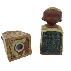 To dekorative vintage salt- og peberb�sser