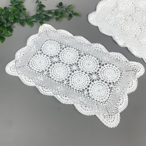 Vier weie gehkelte Vintage-Platzsets