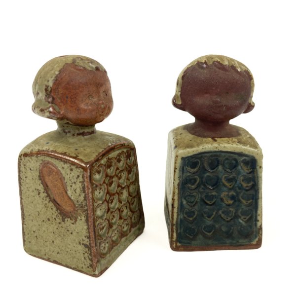 To dekorative vintage salt- og peberb�sser