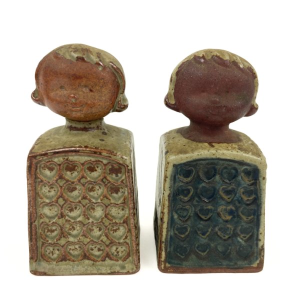 To dekorative vintage salt- og peberb�sser