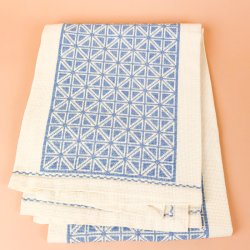 Hvid dug med smukt lysebl�t broderi � 120 cm
