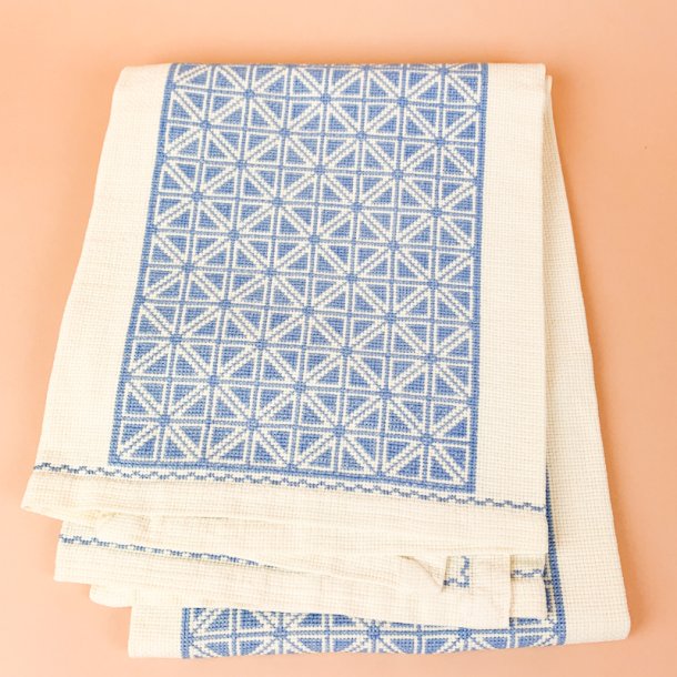 Hvid dug med smukt lysebl�t broderi � 120 cm
