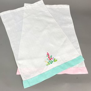 Zwei bestickte Vintage-Geschirrtcher