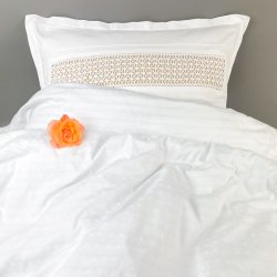 Hvidt vintage sengetj med mellemvrk