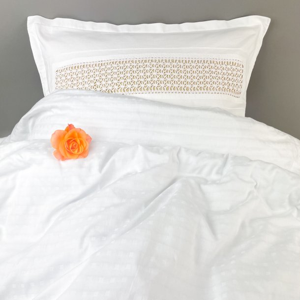 Hvidt vintage sengetj med mellemvrk