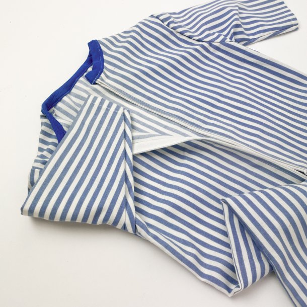 Vintage baby natdragt med lysebl striber