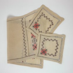 Lysedug og flaconer i lys med brun broderi - 24x44 cm