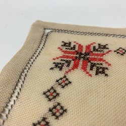 Lysedug og flaconer i lys med brun broderi - 24x44 cm