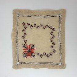 Lysedug og flaconer i lys med brun broderi - 24x44 cm