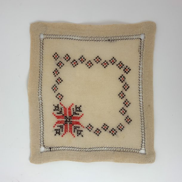 Lysedug og flaconer i lys med brun broderi - 24x44 cm