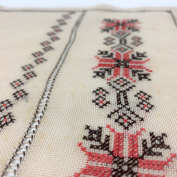 Lysedug og flaconer i lys med brun broderi - 24x44 cm