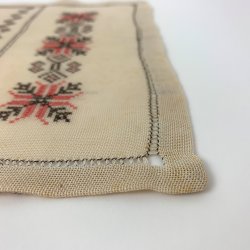 Lysedug og flaconer i lys med brun broderi - 24x44 cm