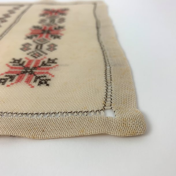 Lysedug og flaconer i lys med brun broderi - 24x44 cm