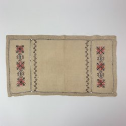 Lysedug og flaconer i lys med brun broderi - 24x44 cm