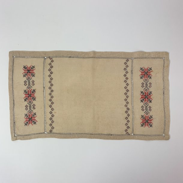 Lysedug og flaconer i lys med brun broderi - 24x44 cm