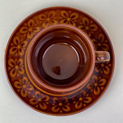 Brun retro kaffekop med blomster