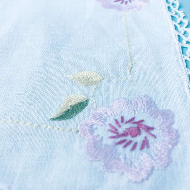 Lille bakkeserviet - hvid med lyserd broderi- 15x23 cm