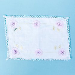 Lille bakkeserviet - hvid med lyserd broderi- 15x23 cm