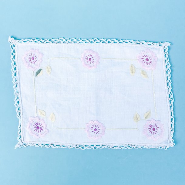 Lille bakkeserviet - hvid med lyserd broderi- 15x23 cm
