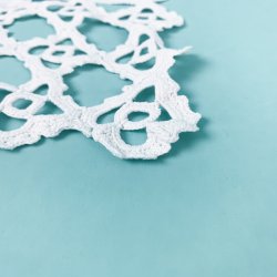 Hklet hvid vintage lysedug - 50x70 cm