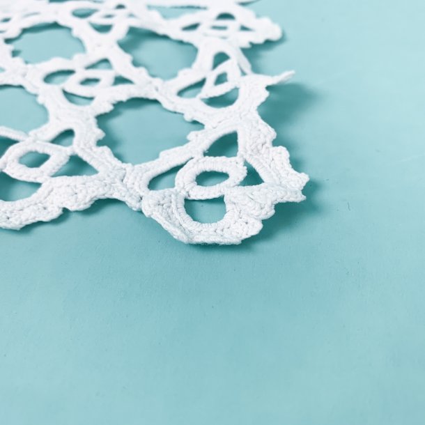 Hklet hvid vintage lysedug - 50x70 cm