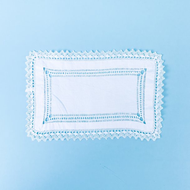 Lille bakkeserviet - hvid med bent broderi - 16x24 cm