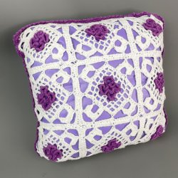 Hvid vintage pyntepude med hklede blomster