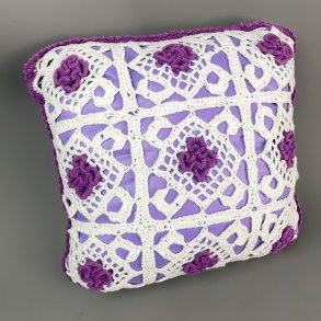 Hvid vintage pyntepude med hklede blomster