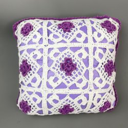 Hvid vintage pyntepude med hklede blomster