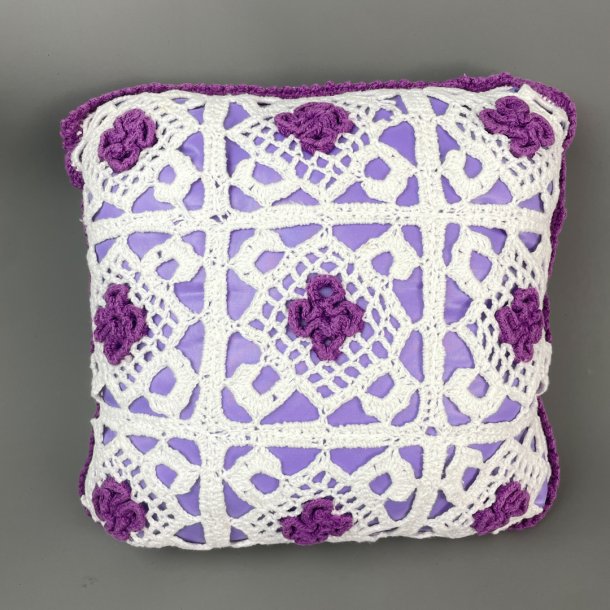 Hvid vintage pyntepude med hklede blomster