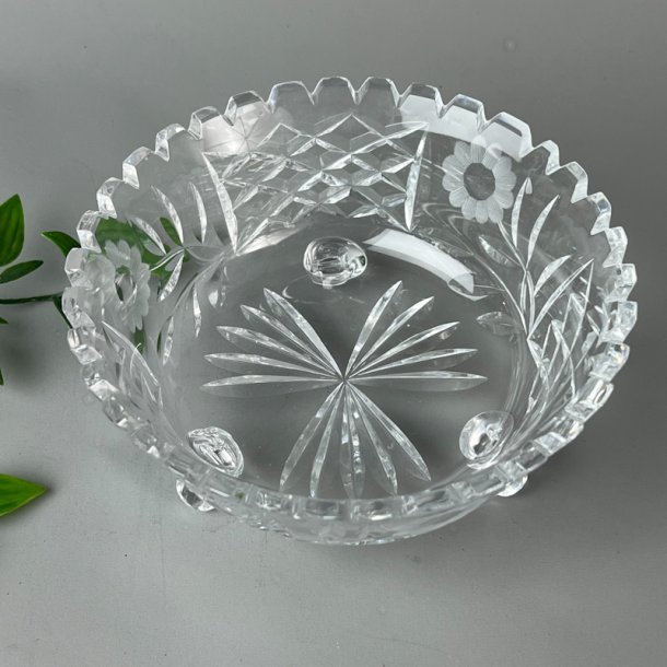 Klar vintage glassk�l p� f�dder