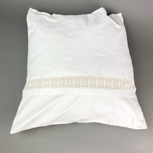 Hvidt vintage pudebetrk med mellemvrk