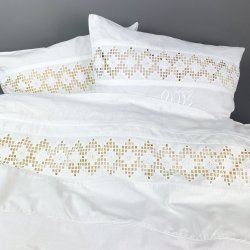 Hvidt sengest med mellemvrk  to pudebetrk