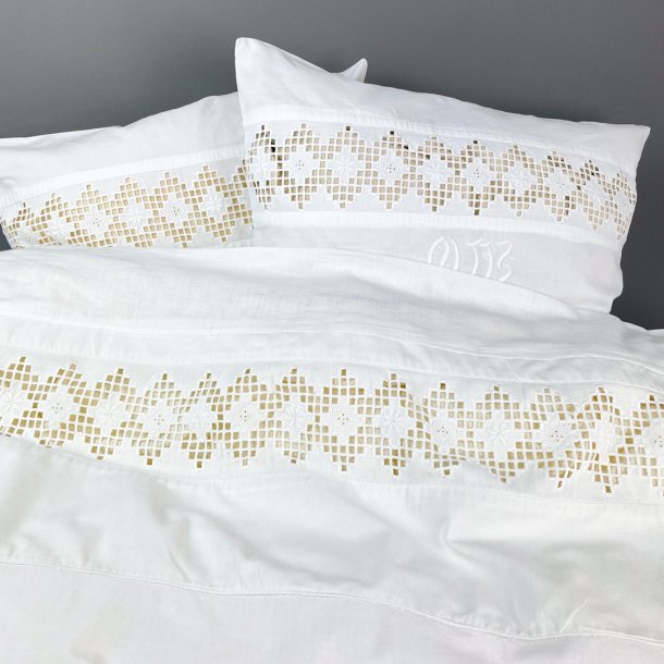 Hvidt sengest med mellemvrk  to pudebetrk