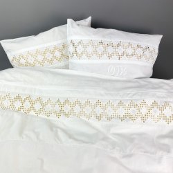 Hvidt sengest med mellemvrk  to pudebetrk