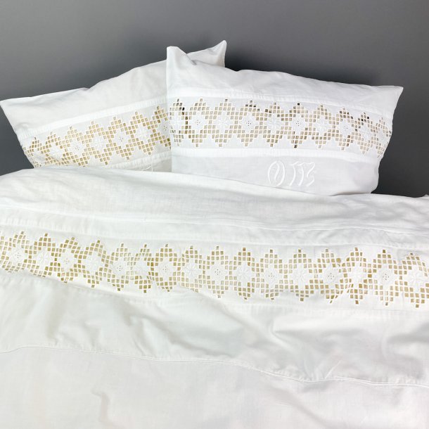 Hvidt sengest med mellemvrk  to pudebetrk