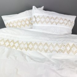 Hvidt sengest med mellemvrk  to pudebetrk