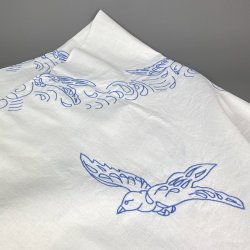 Hvid retro dug med bl broderi  140x140 cm