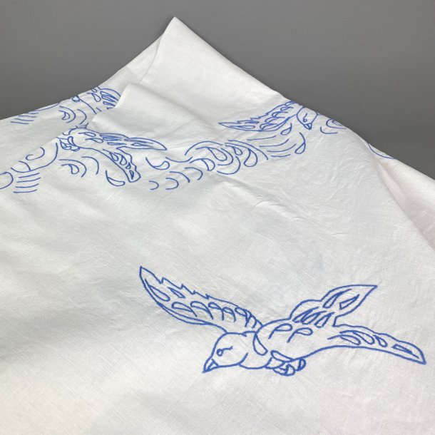 Hvid retro dug med bl broderi  140x140 cm