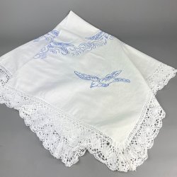 Hvid retro dug med bl broderi  140x140 cm