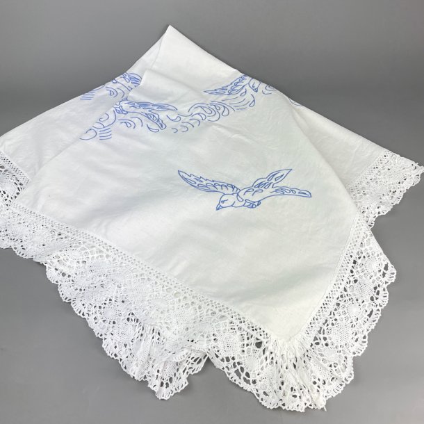 Hvid retro dug med bl broderi  140x140 cm