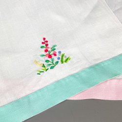 Zwei bestickte Vintage-Geschirrtcher