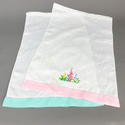 Zwei bestickte Vintage-Geschirrtcher