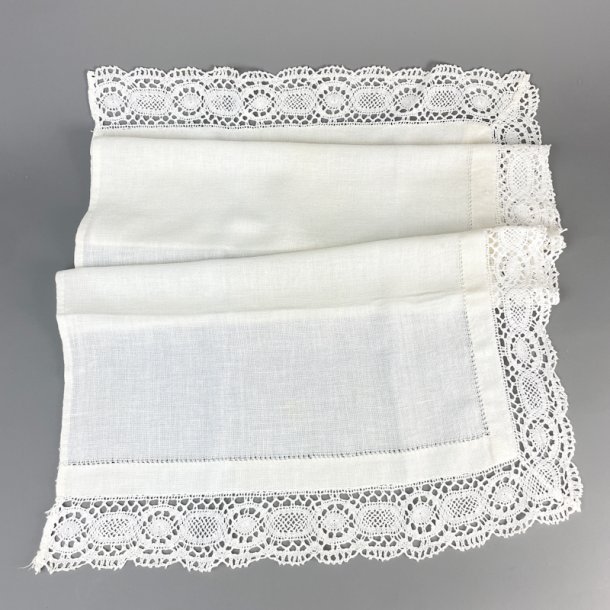 Kommodedug med kniplet kant