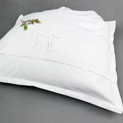 Hvidt vintage pudebetrk med monogram