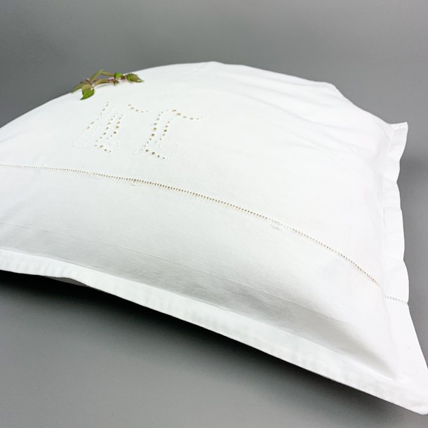 Hvidt vintage pudebetrk med monogram