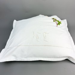 Hvidt vintage pudebetrk med monogram