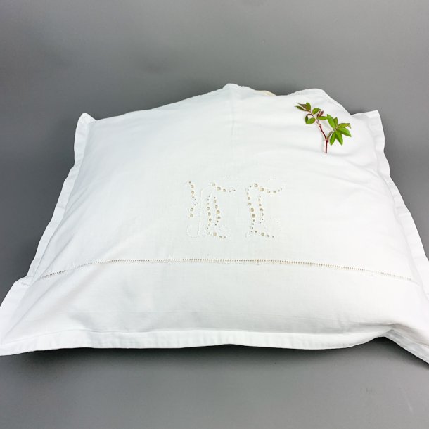 Hvidt vintage pudebetrk med monogram