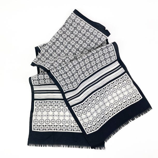 Langes Vintage-Satintuch