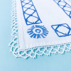 Lille bakkeserviet - hvid med bl broderi - 14x21 cm